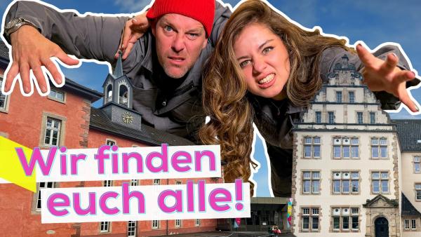 Ben und Sarah ragen überdimensional groß über die Gebäude der Schule und strecken die Hände aus. Beide schauen kämpferisch und grimmig. Aufschrift unten links: Wir finden euch alle!