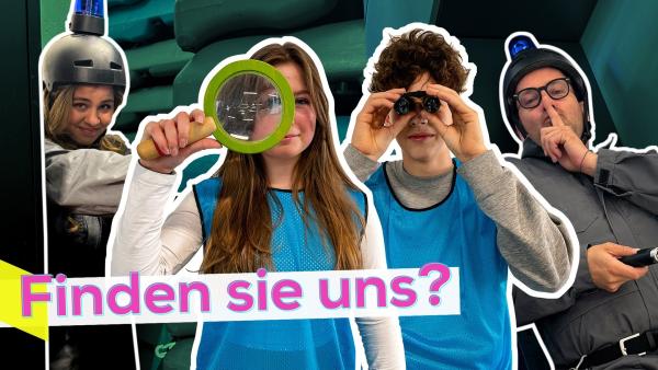 In der Mitte das Schüler-Suchteam. Sie tragen blaue Trikots und halten Lupe und Fernglas in den Händen. Links dahinter Sarah in ihrem Versteck. Rechts hinter den beiden Ben in seinem Versteck. Aufschrift unten links: Finden sie uns?