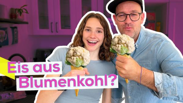 Maya und Ben stehen eng nebeneinander. Beide halten jeweils eine Eiswaffel in der Hand. Anstelle der Eiskugel ist ein Blumenkohl in der Eiswaffel. Unten die Aufschrift: Eis aus Blumenkohl?