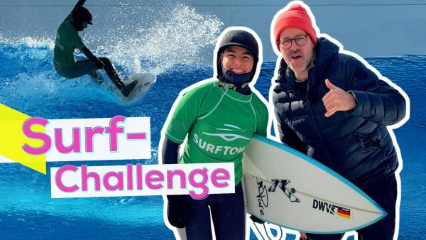Fabiana im Surfanzug mit ihrem Surfbrett unter den Arm geklemmt. Dicht neben ihr steht Ben mit lässiger Handgeste. Im Hintergrund ein Bild von Fabiana beim Wellenreiten. Links die Aufschrift Surf-Challenge.