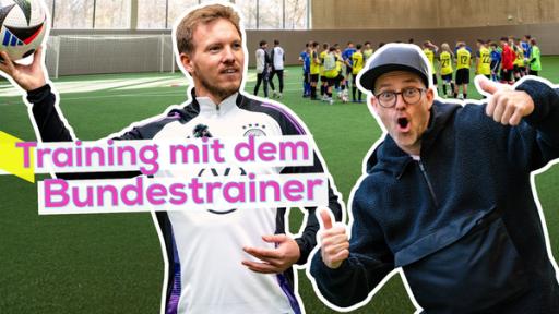 Rechte: KiKA/Filip Felix Links Julian Nagelsmann beim Einwurf des Balls. Rechts ein begeisterter Ben, der beide Daumen hoch zeigt. Hinten ein Spielfeld mit Fußballmannschaft. Aufschrift: Training mit dem Bundestrainer.