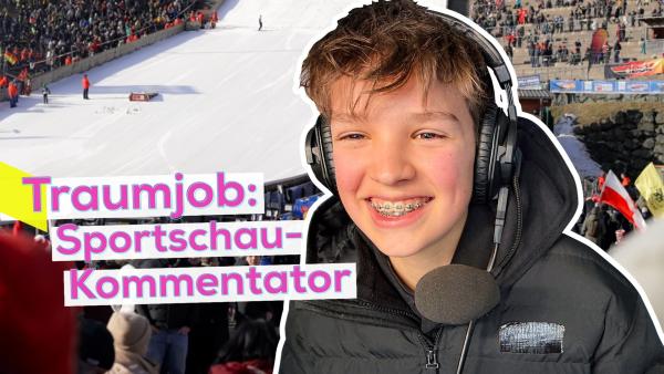 Vorne Maxi mit einem Kommentatoren-Headset. Er sieht sehr fröhlich aus. Im Hintergrund die Skisprungschanze und Publikum in Willingen. Aufschrift links: Traumjob Sportschau-Kommentator.