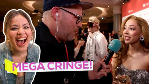 Ben streckt Musikerin Ayliva ein Mikrofon entgegen. Im Hintergrund Musiker Ski Aggu beim Interview. Links ein weiß umrandetes Bild von Sarah, die herzhaft lacht. Aufschrift: MEGA CRINGE!