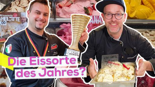 Links Eismacher-Meister Thomas Micolino, lächelnd mit einem Pokal in der Hand. Rechts hält Ben einem Eisbehälter, der mit der KiKA LIVE-Eissorte gefüllt ist. Im Hintergrund verschiedene Eissorten in der Auslage. Aufschrift: Die Eissorte des Jahres?