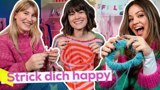 Lilly und Julia Schwarzkopf und Sarah eng nebeneinander. Fröhlich stricken sie mit Stricknadeln und Wolle an ihrer Handarbeit. Aufschrift: Strick dich happy.