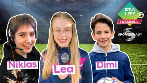 KiKA LIVE präsentiert: Frauen-Fußball-Länderspiel GER-SCO | Rechte: KiKA Niklas mit Headset auf dem Kopf, Lea mit einem Mikrofon in der Hand und Dimi mit einem Fußball in der Hand stehen nebeneinander.Im Hintergrund ein Fußballstadion.