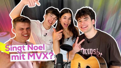 Rechte: KiKA/Jess Schöne Noel, Xaver, Veronika und Moritz stehen gut gelaunt, eng nebeneinander. Moritz mit Akustikgitarre, zwischen ihnen ein Mikro. Aufschrift: Singt Noel mit MVX?