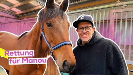 Rechte: KiKA/Torben Hagenau Ben und Pferd Manou eng nebeneinander. Im Hintergrund die Stallungen des Pferdeklappe e.V. in Norderbrarup. Aufschrift: Rettung für Manou