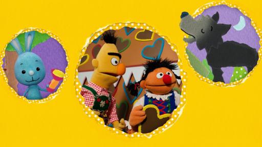 MDP - Von Hexerei und Kuchen | Rechte: KiKA/NDR Kikaninchen hält eine Taschenlampe. Ernie und Bert stehen vor einem Lebkuchenhaus und sind als Hensel und Gretel verkleidet. Ein Schnipsel-Wolf jault im Mondschein.