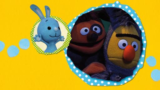 MDP - Von Drachen, Enten und Schweinen | Rechte: KiKA/NDR Ernie und Bert sind verkleidet als Rotkäppchen und der Wolf. Kikaninchen freut sich mit ausgebreiteten Armen.