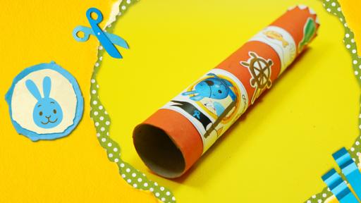 Bastle aus einer leeren Küchenrolle, Wasserfarbe und Pinsel, bunten Stiften, Schere und Kleber ein Fernrohr mit Piraten.