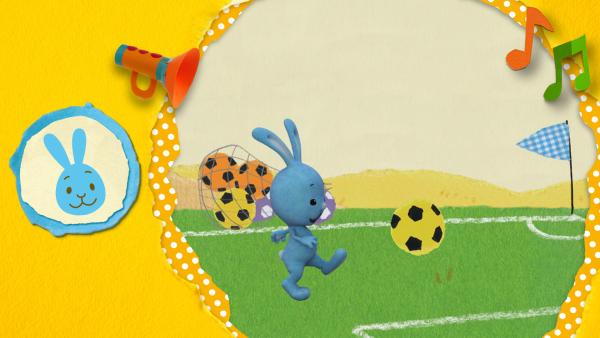 Kikaninchen, Anni und Christian haben jede Menge Spaß beim Fußballspielen! 