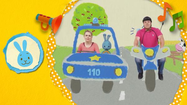 Kikaninchen, Anni und Christian sind auf einer Polizeiwache. Plötzlich klingelt das telefon - sie haben einen Einsatz! Mit Blaulicht fahren sie los. 