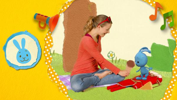 Anni und Kikaninchen sitzen unter einem Kirschbaum und essen Eis