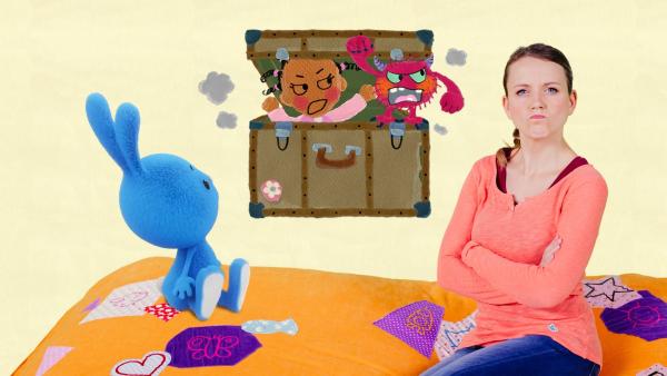 Anni und  Kikaninchen reden ein Mädchen und ein Monster im Koffer. 