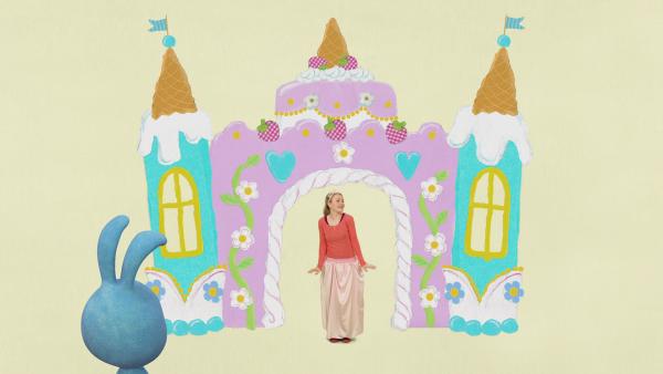 Anni als Prinzessin vor einem Schloss