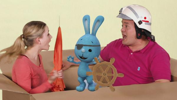 Kikaninchen, Anni und Christian in einem Karton.