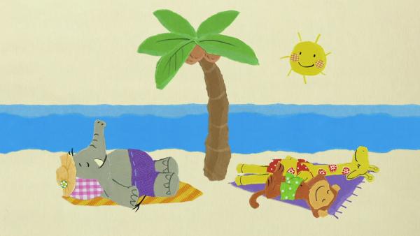 Elefant, Affe und Giraffe sonnen sich am Strand unter einer Palme