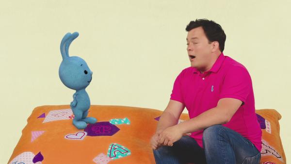 KiKANiNCHEN und Christian auf einem großen Sitzkissen