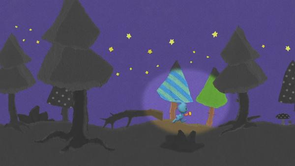 Kikaninchen läuft mit der Taschenlampe durch den Nachtwald.