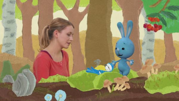 Kikaninchen und Anni begraben eine Blaumeise