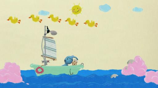 Kikaninchen als Pirat in einem Piratenboot wird von Enten überflogen.