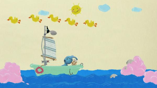 Kikaninchen als Pirat in einem Piratenboot wird von Enten überflogen.