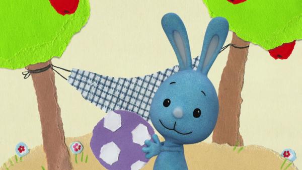 Kikaninchen und ein Maulwurf spielen Ball | Rechte: KiKA