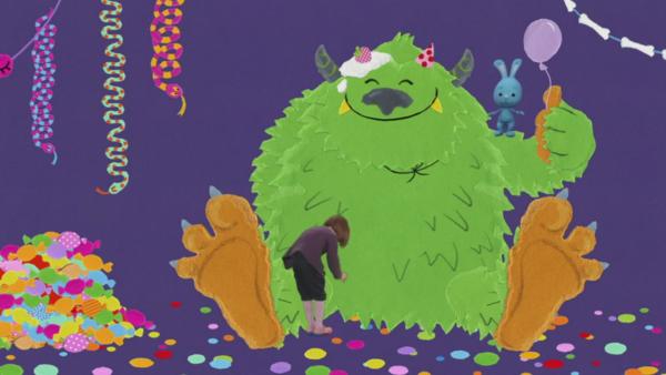 Bo, Kikaninchen und ein fröhliches Monster feiern in einem geschmückten Zimmer.