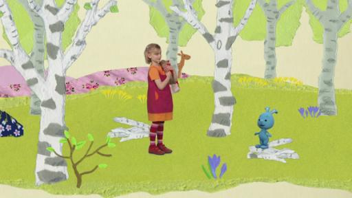 Kikaninchen und ein kleines Mädchen in einem Birkenwald