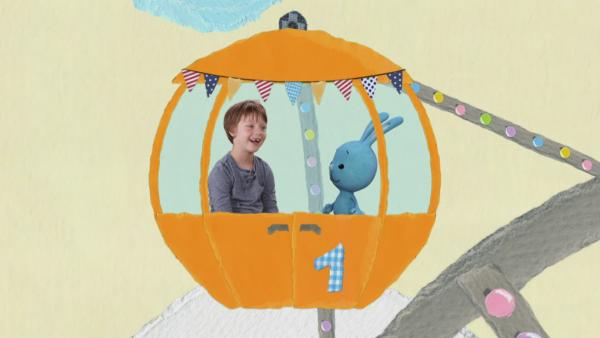 Kikaninchen und Finn sitzen in der Gondel eines Riesenrades