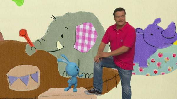 Kikaninchen und Christian mit einem trommelnden Elefanten und einem Nilpferd
