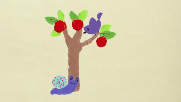 Eine Schnecke schaut auf einen Apfelbaum, zu einem Vogel.