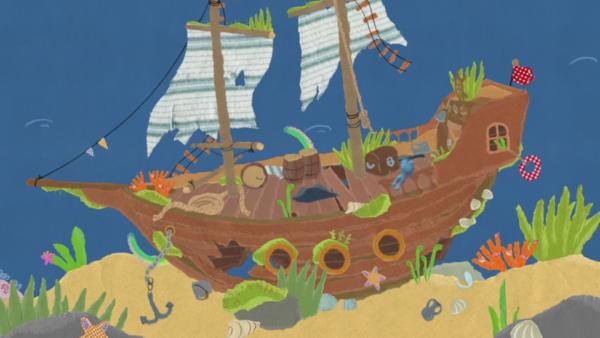 Ein Piratenschiff mit Kikaninchen liegt unter Wasser.