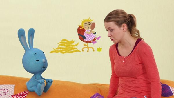 Kikaninchen und Anni,  im Hintergrund eine erschrockene Rapunzel beim Frisör