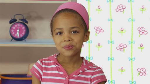 Fliegende Bonbons | Rechte: KiKA Mädchen mit weiß-rosa gestreiftem T-Shirt und rosa Mütze.