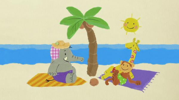 Tiere sitzen unter einer Palme am Strand.