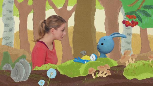 Kikaninchen und Anni sitzen im Wald.