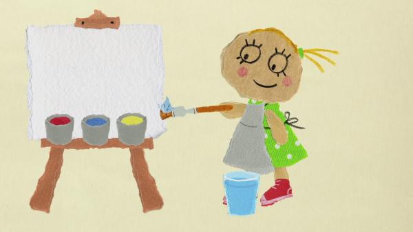 Ein Mädchen malt auf einer Leinwand mit den Farben rot, blau und gelb.