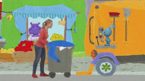 Anni und Kikaninchen bringen eine Mülltonne zum Müllauto