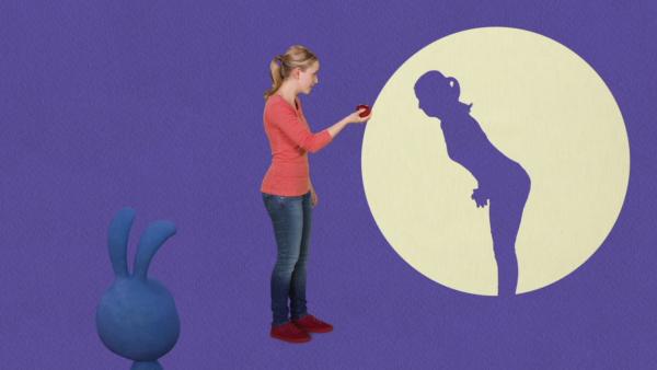 Anni schaut ihren Schatten an