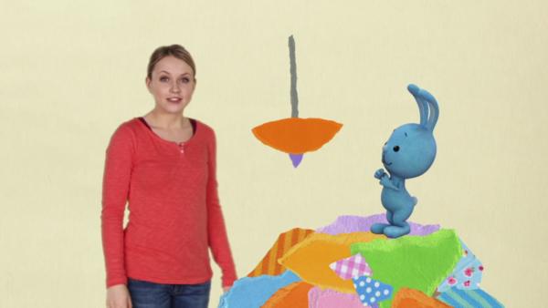 Das Affenbaby fährt Karussell | Rechte: KiKA