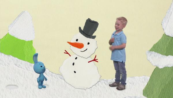 Hut und Nase für den Schneemann | Rechte: KiKA