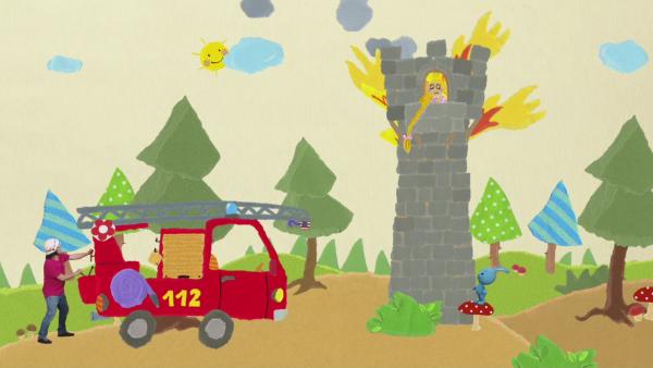 Kikaninchen und Christian stehen mit der Feuerwehr vor einem brennenden Turm.