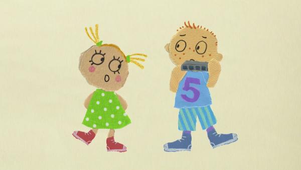 Philippa und Anton machen sich Sommersprossen | Rechte: KiKA