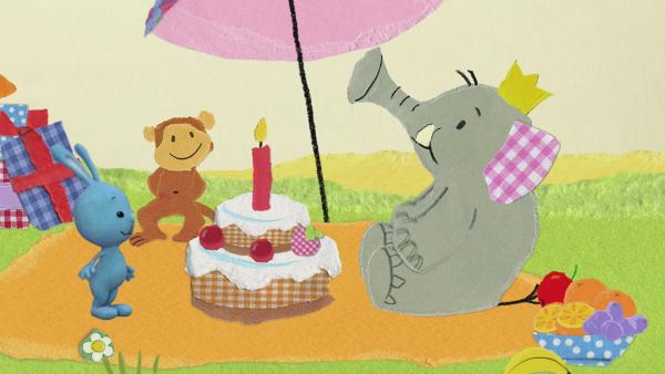 KiKANiNCHEN, Affe und Elefant sitzen vor einer Torte.