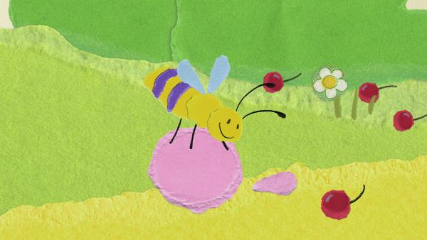 Eine Biene transportiert eine rosa Kugel Kirscheis