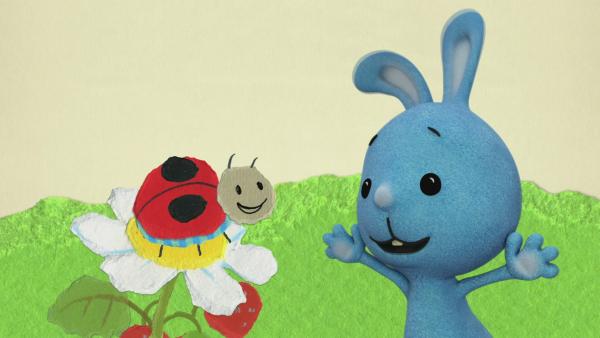 Kikaninchen und ein Marienkäfer ernten Erdbeeren | Rechte: KiKA