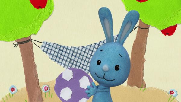 Kikaninchen und ein Delfin spielen Ball | Rechte: KiKA