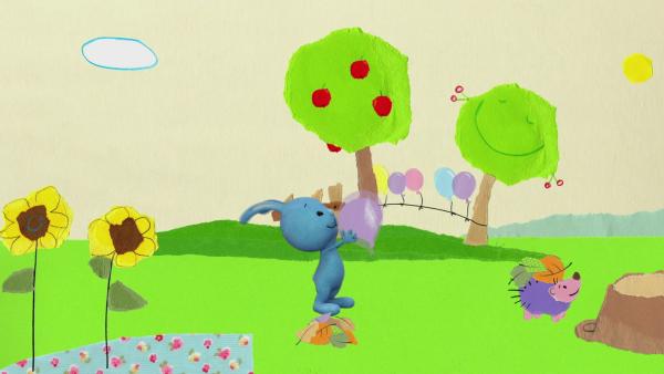 Kikaninchen und Igel spielen mit einem Luftballon | Rechte: KiKA